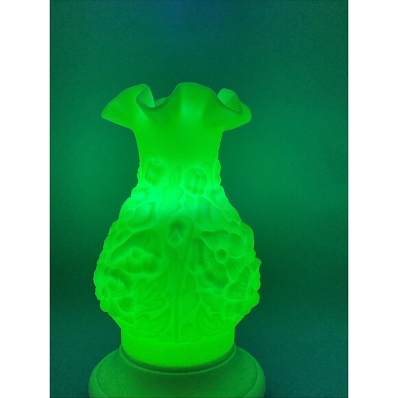 Vintage Fenton floral yellow custard poppy Uranium Shade.9.25”H,4”base,6” - Picture 3 of 16